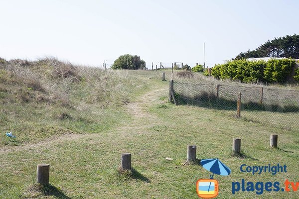 Chemin d'accès à la plage des Bungalows - St Jean de la Rivière