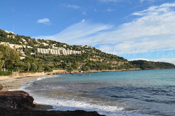 Bella vista sul Cap Martin da spiaggia di ghiaia