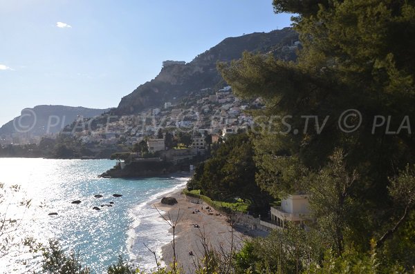 Vue sur Monaco et Beausoleil depuis la plage de la Buse