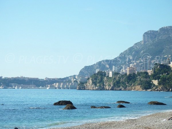 Monaco depuis la plage de la Buse à Roquebrune