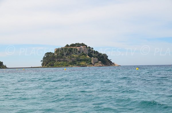 Fort de Brégançon vue depuis la plage de Cabasson à Bormes