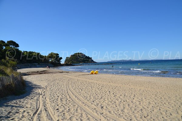 Plage de Cabasson avec vue sur le fort de Brégançon