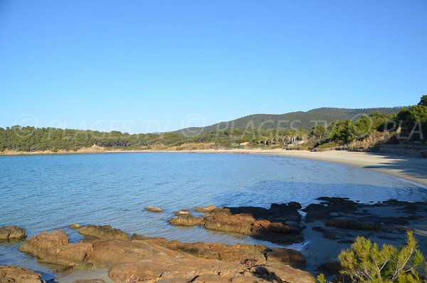 Vue générale de la plage de Cabasson en hiver depuis les cabanes de pêcheurs