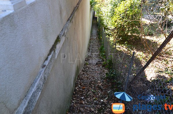 Access to Cadet cove in Meschers sur Gironde