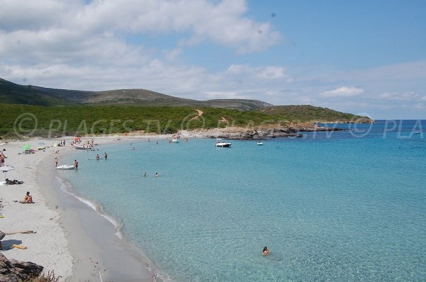 Plage de sable fin sur le cap corse avec vue sur la Punta Vecchia