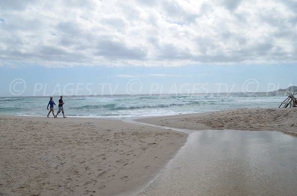 Plage de sable de Cala d'Orzo en Corse