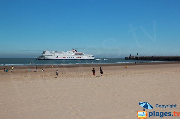 Plage de Calais avec Ferry