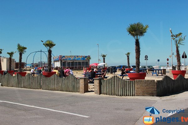 Table de pique-nique à côté de la plage de Calais