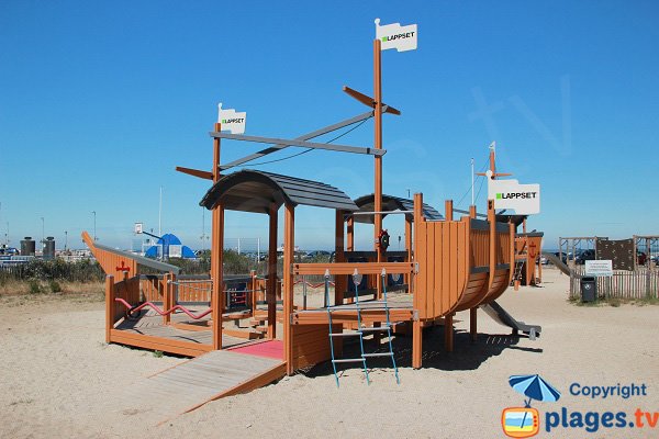 Jeux pour les enfants sur la plage de Calais