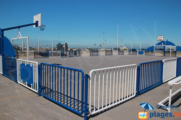 campo da basket sulla spiaggia di Calais