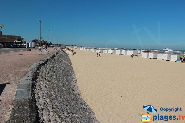 Digue de Calais avec vue sur les chalets