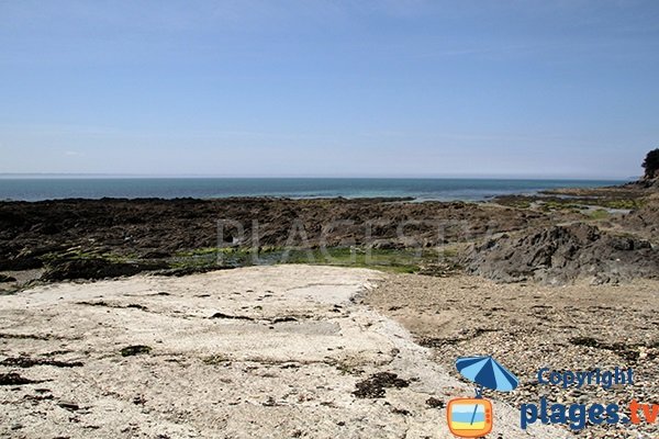 Crique avec des rochers à Saint-Nic pour la pêche à pied