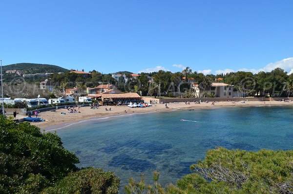 Plage de sable à la sortie de St Raphael à Agay