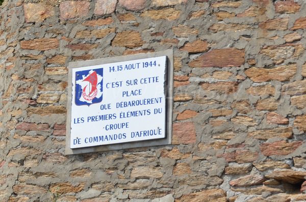 Stèle commémorant le débarquement sur la plage de Canadel