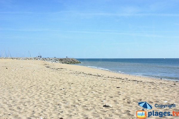 Sand beach next to port of Jard sur Mer