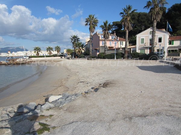 Plage à l'entrée du port de St Mandrier dans le Var