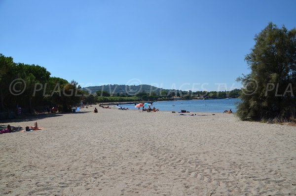 Photo de la plage des Canoubiers au niveau de l'accès principal