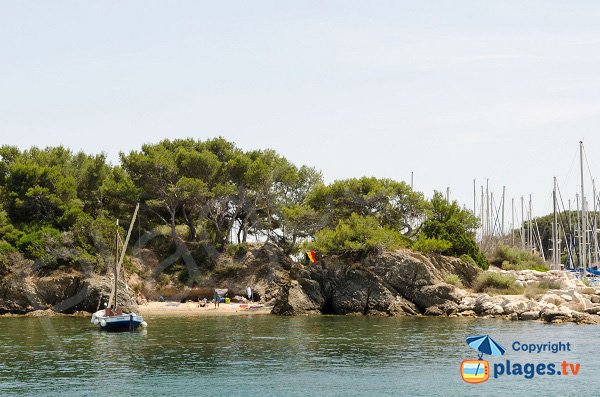 Crique du Canouvié sur les iles des Embiez - Sortie du port