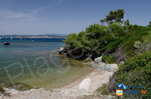 Crique de gravillons à proximité de la pointe du Canouvié sur les Embiez