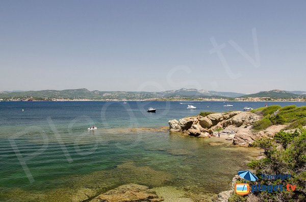 Crique sur les Embiez avec vue sur le port du Brusc