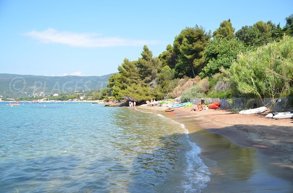 Plage avec du sable rose au Cap Nègre