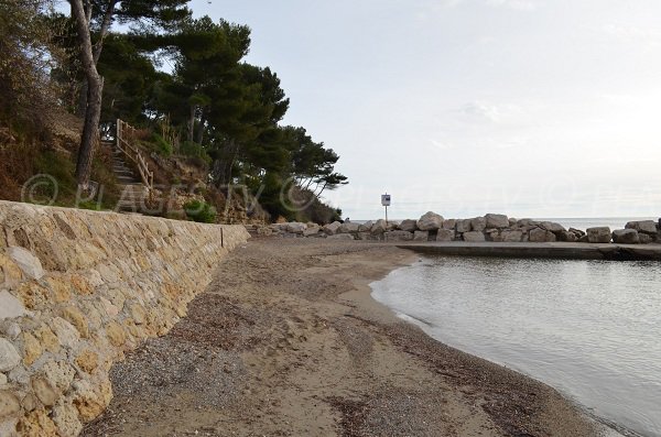 Spiaggia di sabbia e il molo a Carry le Rouet - Cap Rousset