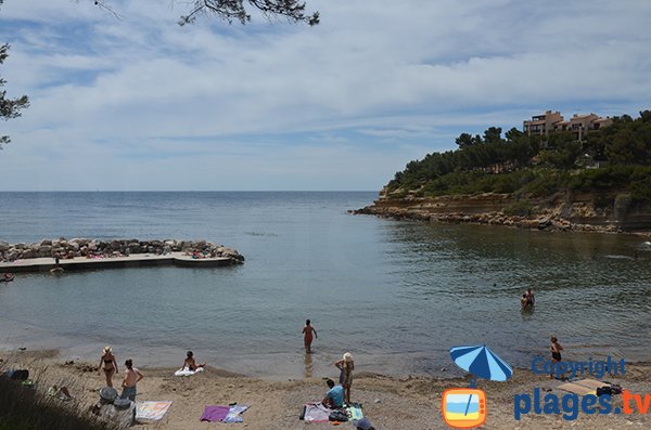 Digue dans la calanque du Cap Rousset