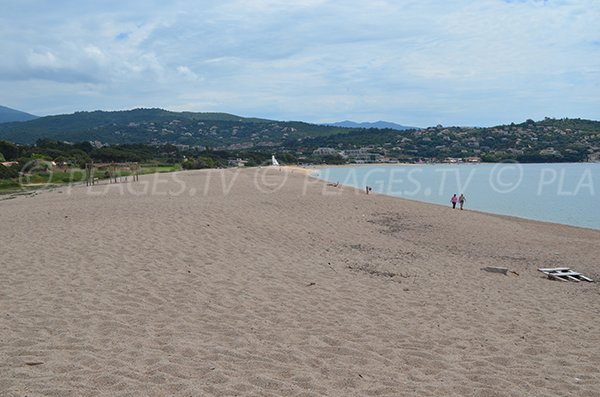 Plage de Capitello avec vue sur la plage de la Viva de Porticcio