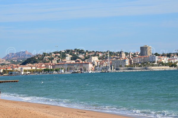 Spiaggia a Saint Raphel e vista su porto