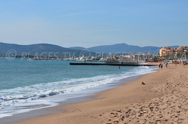 Strand Capitole von Frejus mit Blick auf Port-Fréjus