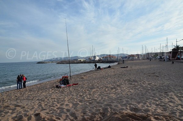 Extrémité de la plage du Capitole à côté de Port-Fréjus