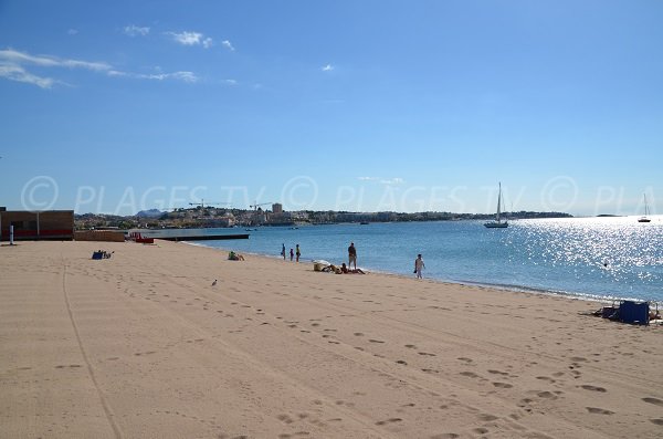 Photo de la plage du Capitole avec vue sur l'Estérel et St Raphaël