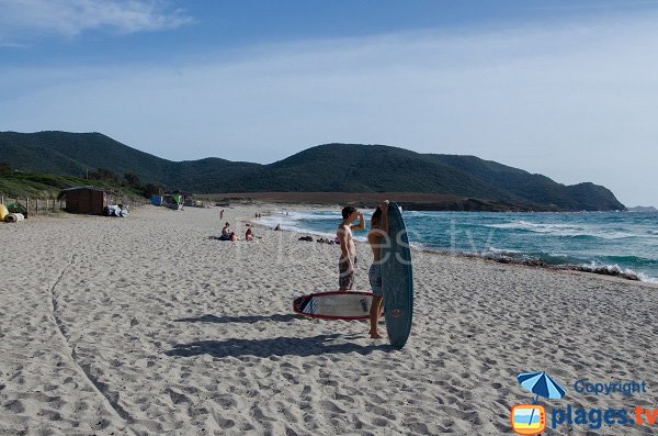 Surfeurs sur la plage du Capo di Feno - Ajaccio