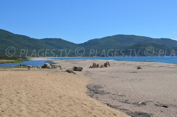 Fleuve de Rizzanese sur la plage de Propriano