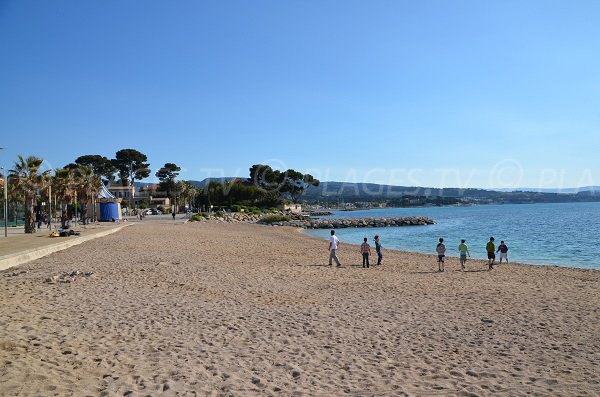 Capucins Beach in Ciotat - center