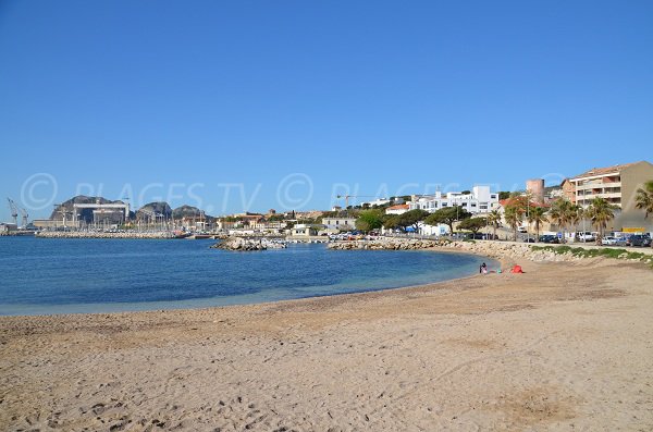 Plage face au port des Capucins