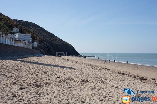 Plage de Carolles avec les falaises et les cabines de bains