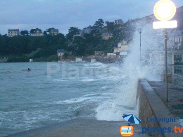 Plage dans le centre d'Erquy à marée haute