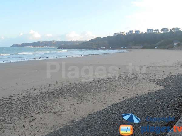 Plage de Caroual à marée haute avec un coefficient moyen