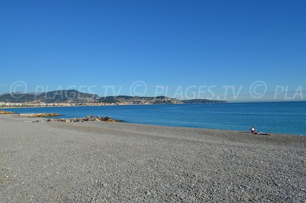 Spiaggia di ghiaia di Carras, una delle spiagge più lunghe di Nizza