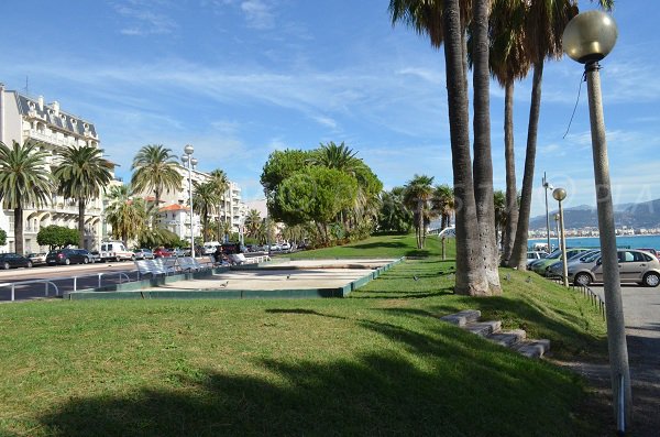 Ein Bouleplatz gegenüber dem Strand Carras