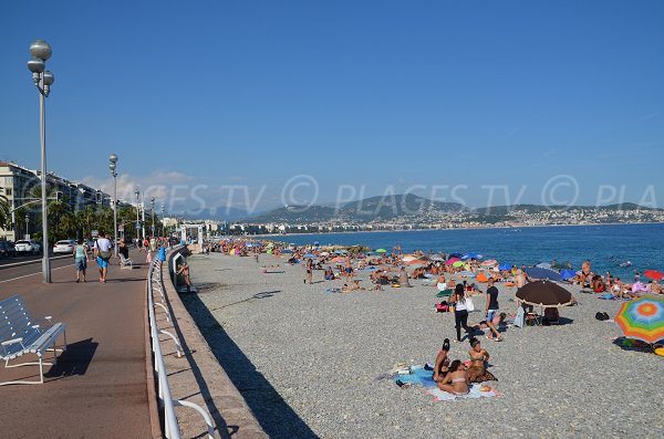 Plage du Carras avec vue sur la baie de Nice