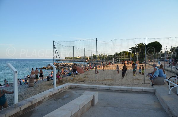 Terrain de beach volley sur la plage du Carras à Nice