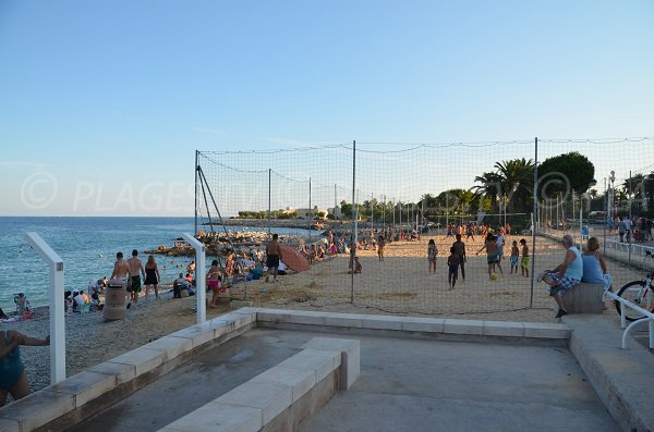 Beachvolleyballfeld am Strand Carras in Nizza