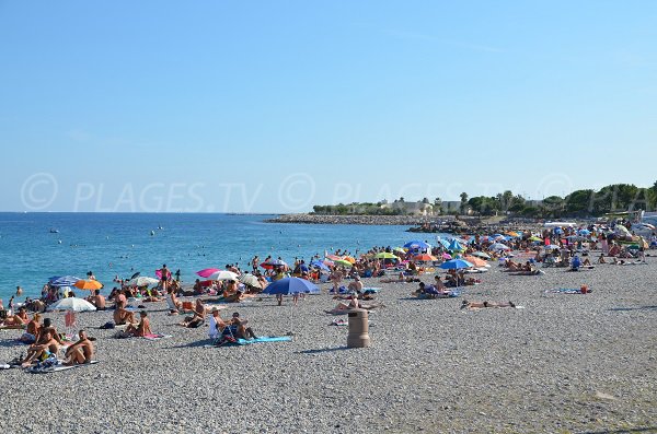 Plage du Carras en été à Nice