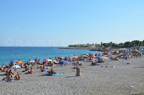 Strand Carras im Sommer in Nizza