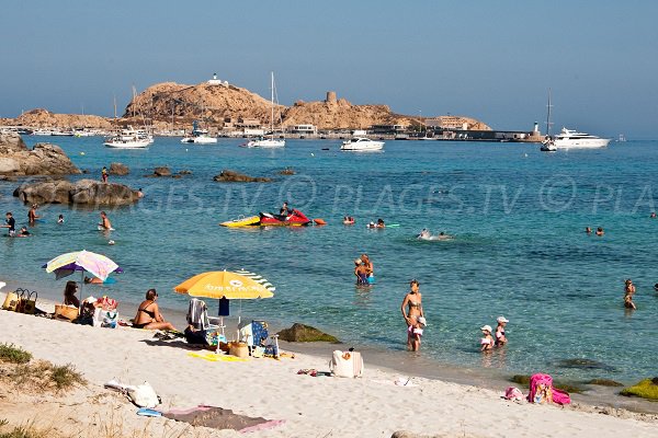 Photo de la plage de Caruchettu à l'île Rousse avec vue sur sur le phare