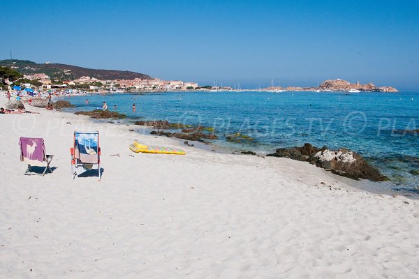 Baie de l'île Rousse depuis la plage de sable blanc