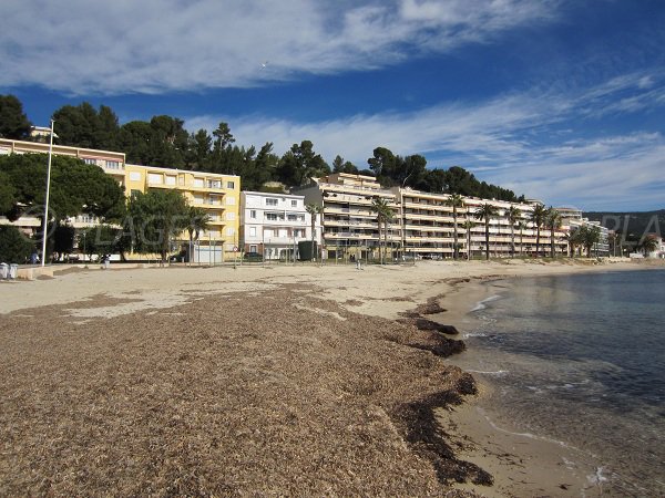 Plage publique de sable à proximité du casino de Bandol