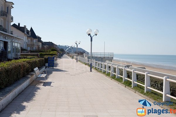 Promenade piétonne de la plage de Jullouville